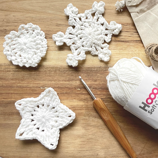 Festive Garland Star Motif Pattern